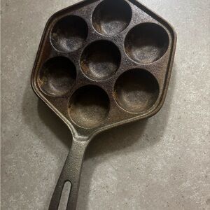 Black Cast Iron Cookware Skillet